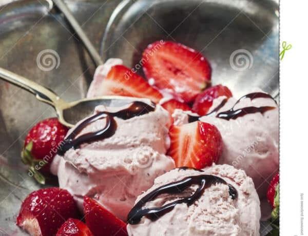 Strawberry Ice Cream Balsamic Vinegar Wooden Backgroun Background Selective Focus 72657048 9154658 600x460
